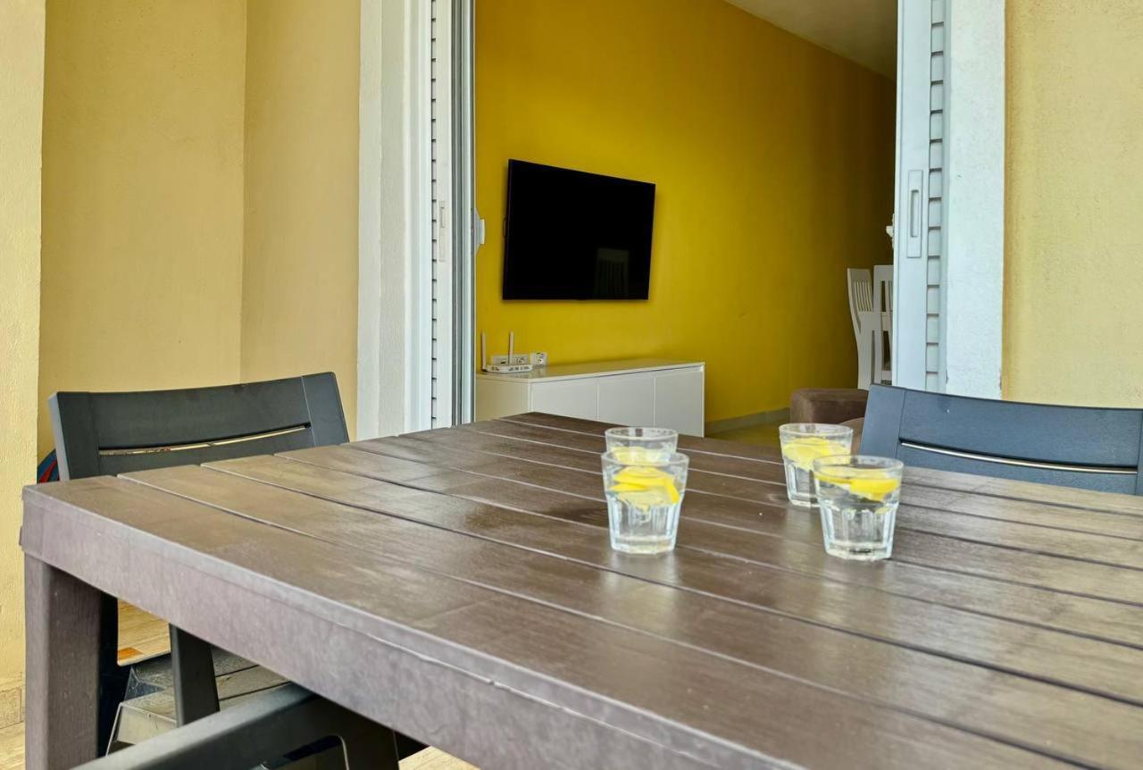 Colorful Sea View Apartment Sarande Bagian luar foto